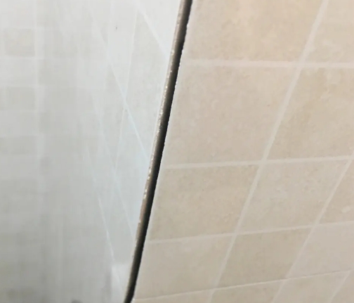 石首瓷砖空鼓维修公司分享阳台瓷砖脱落的修复过程可以分为以下几个步骤