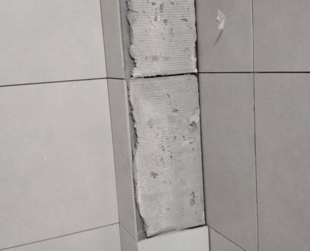 石首瓷砖空鼓维修公司分享下瓷砖施工前基层浇水润湿程度不足，可能导致以下问题